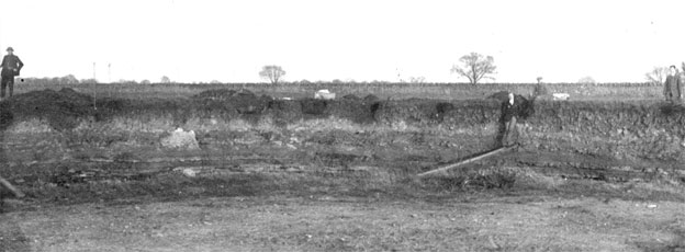 Leeds and others excavating at Frilford